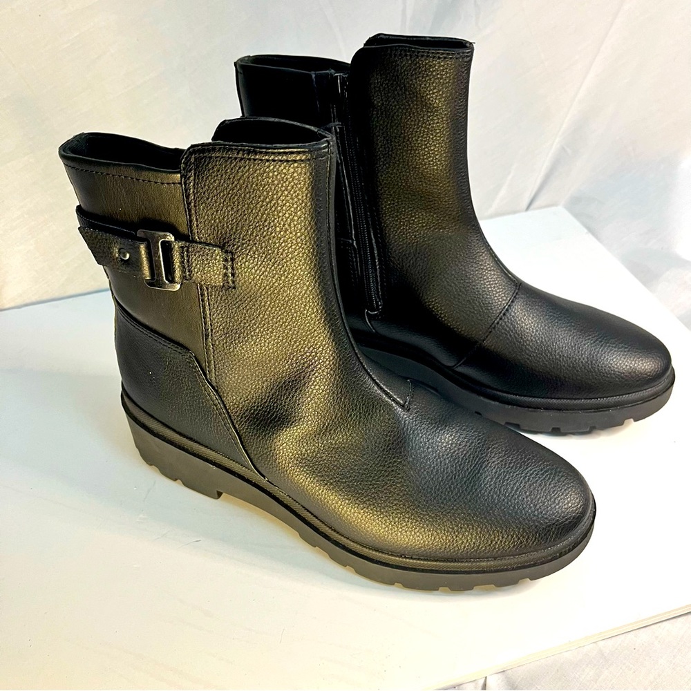 Women’s Clark’s “  Calla “ mid leather boot size 11
